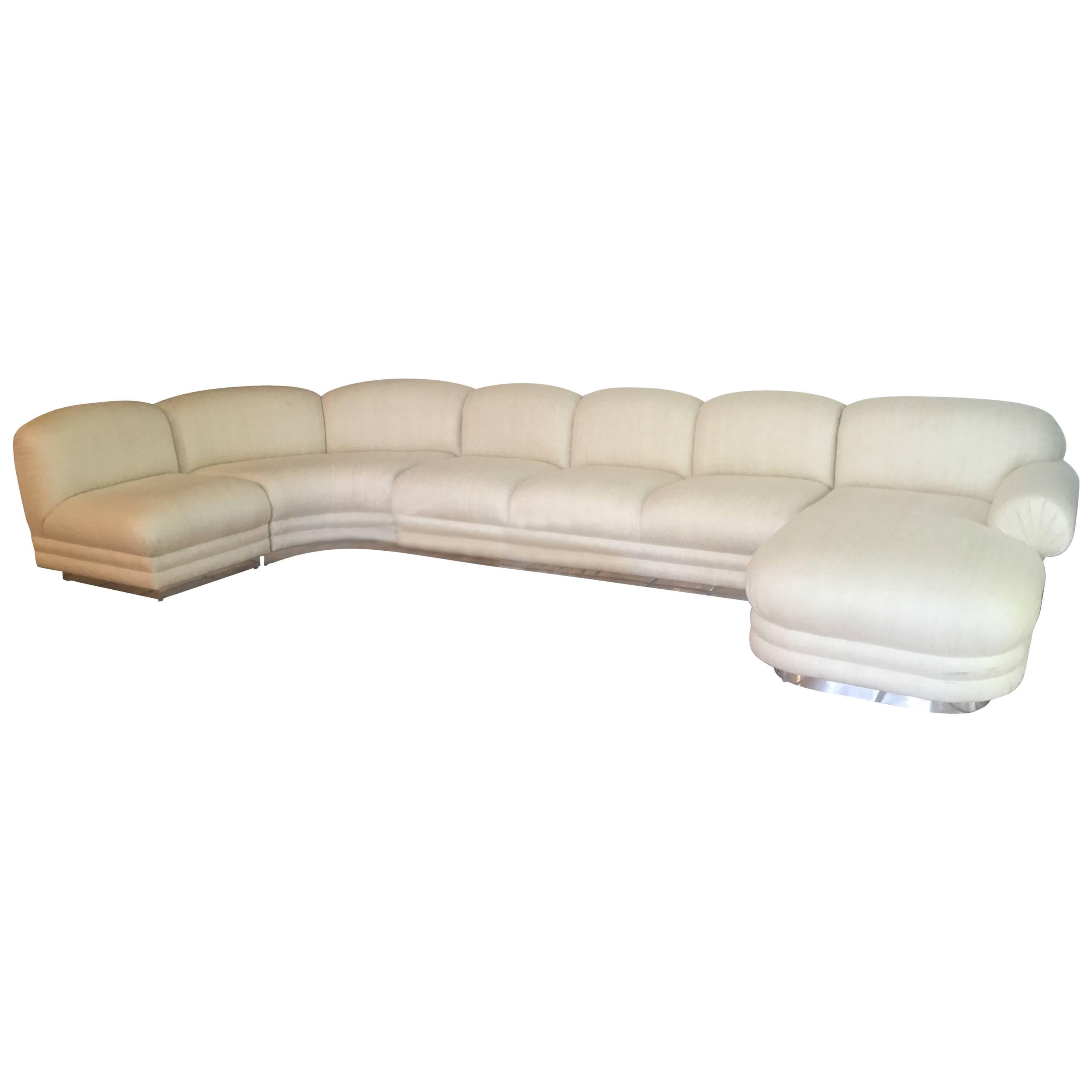 Canapé sectionnel quatre pièces avec chaise et base chromée dans le style de Milo Baughman