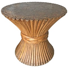 Vieille table de nuit ou table d'appoint originale McGuire Sheaf of Wheat en bois de rotin