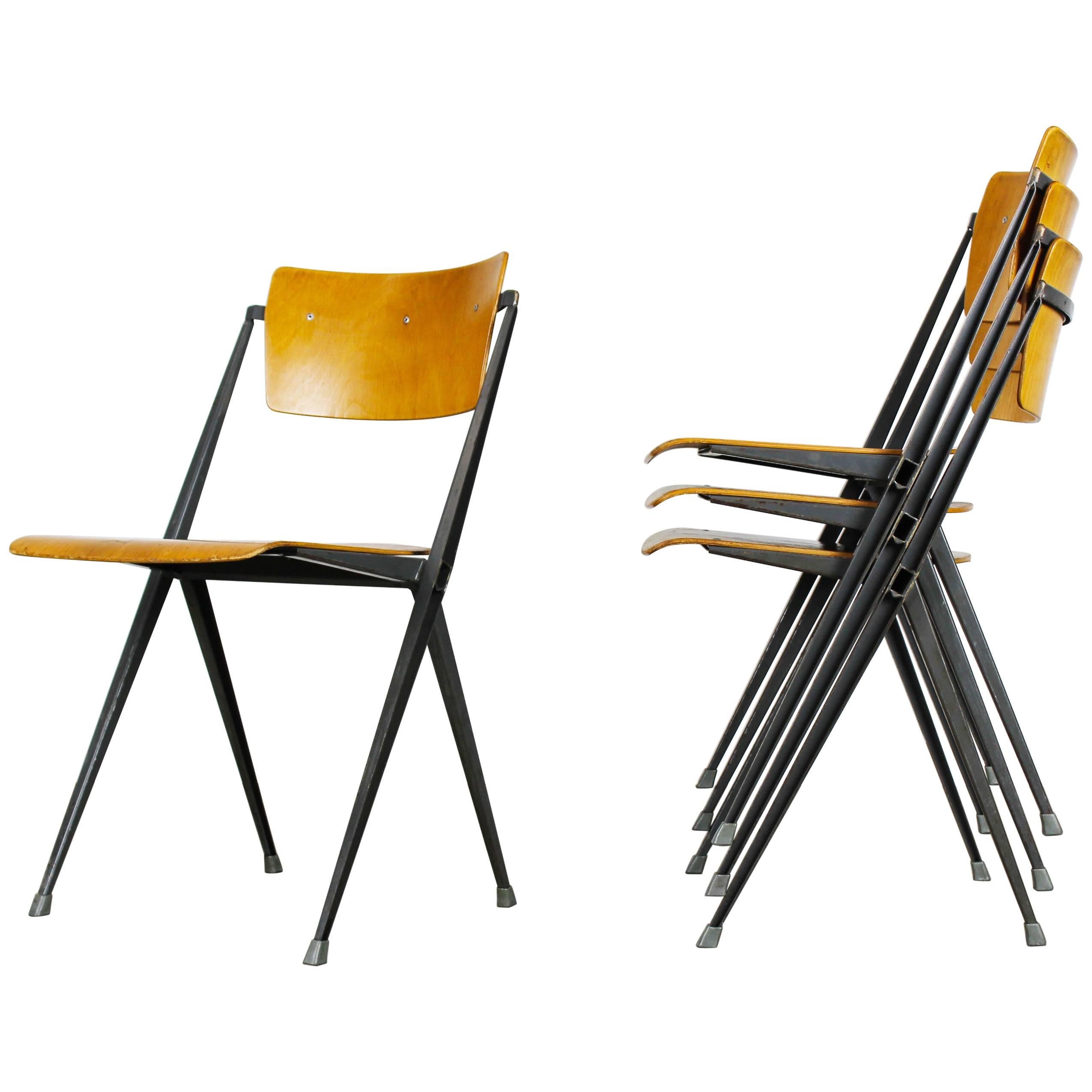 Ensemble de quatre chaises pyramidales conçues par Wim Rietveld pour Ahrend de Cirkel, 1963