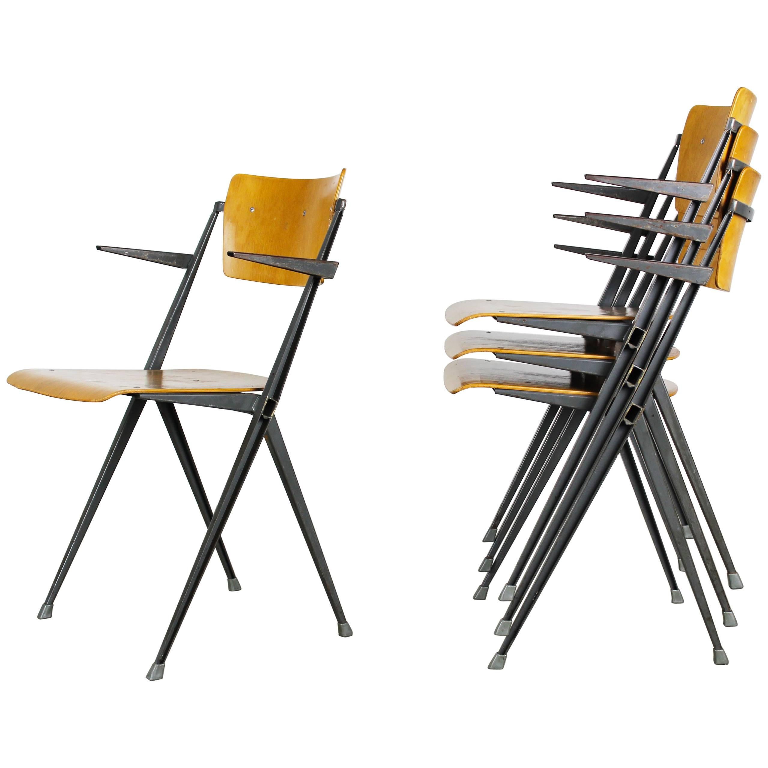 Ensemble de quatre chaises pyramidales avec accoudoirs conçues par Wim Rietveld, 1963, gris-bleu