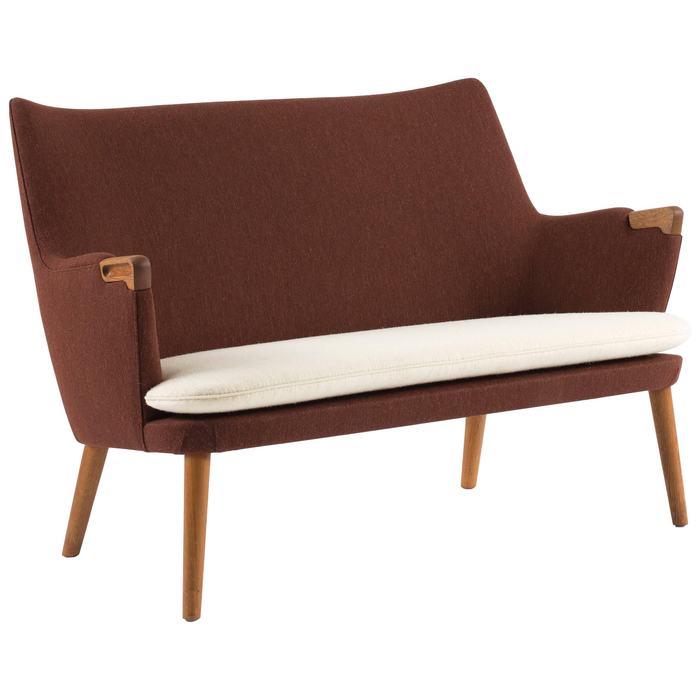 domæne sofistikeret overskridelsen Hans J. Wegner Two-Seat Sofa in Oak and Fabric for AP Stolen For Sale at  1stDibs