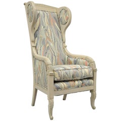 Fauteuil à haut dossier en tissu de marbre de style néoclassique Empire français avec dossier à oreilles