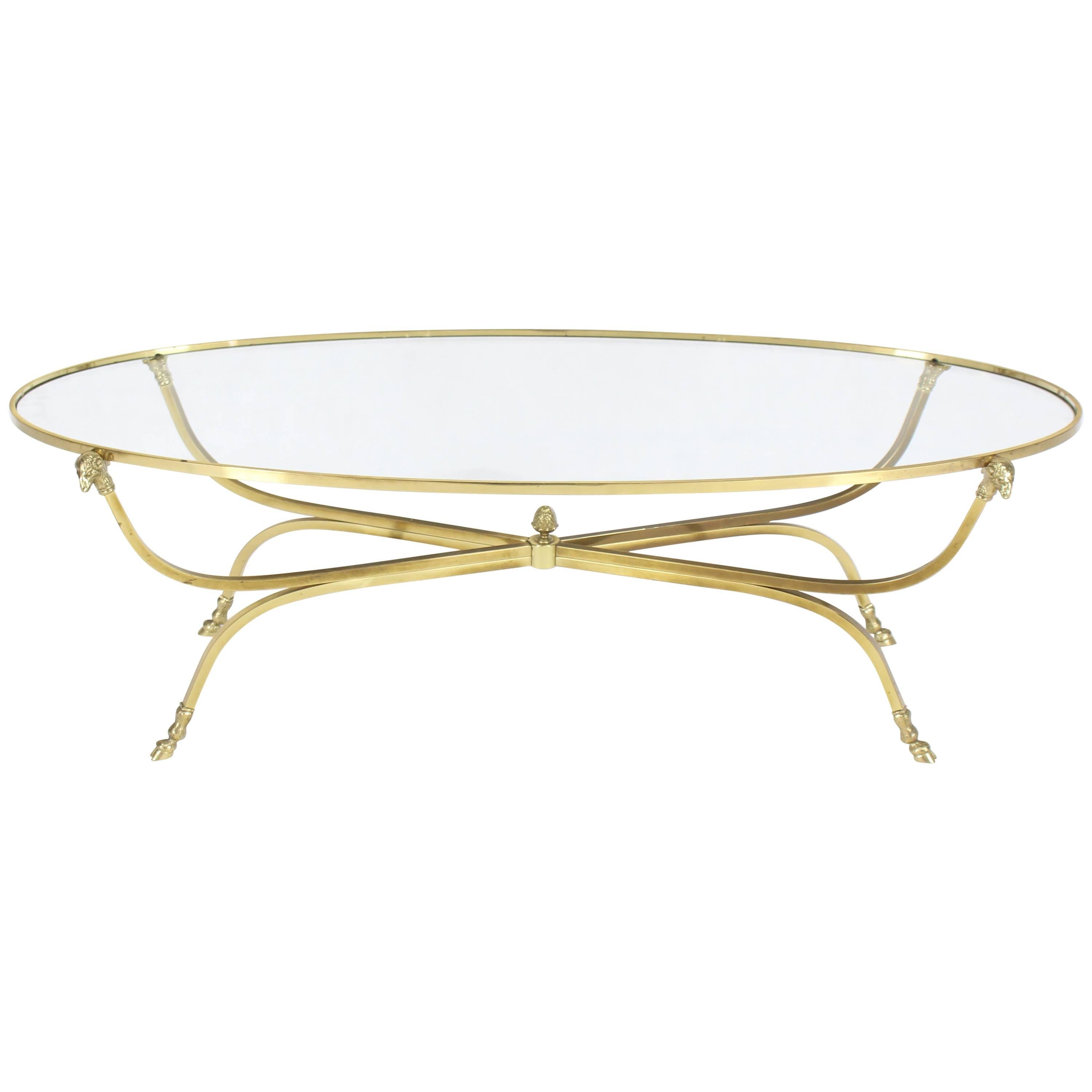 Grande table basse ovale en laiton poli avec plateau en verre sur pied en sabot  en vente