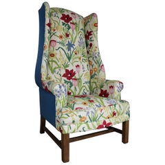 Grande chaise Wingback tapissée de fleurs Crewel vives et éclatantes