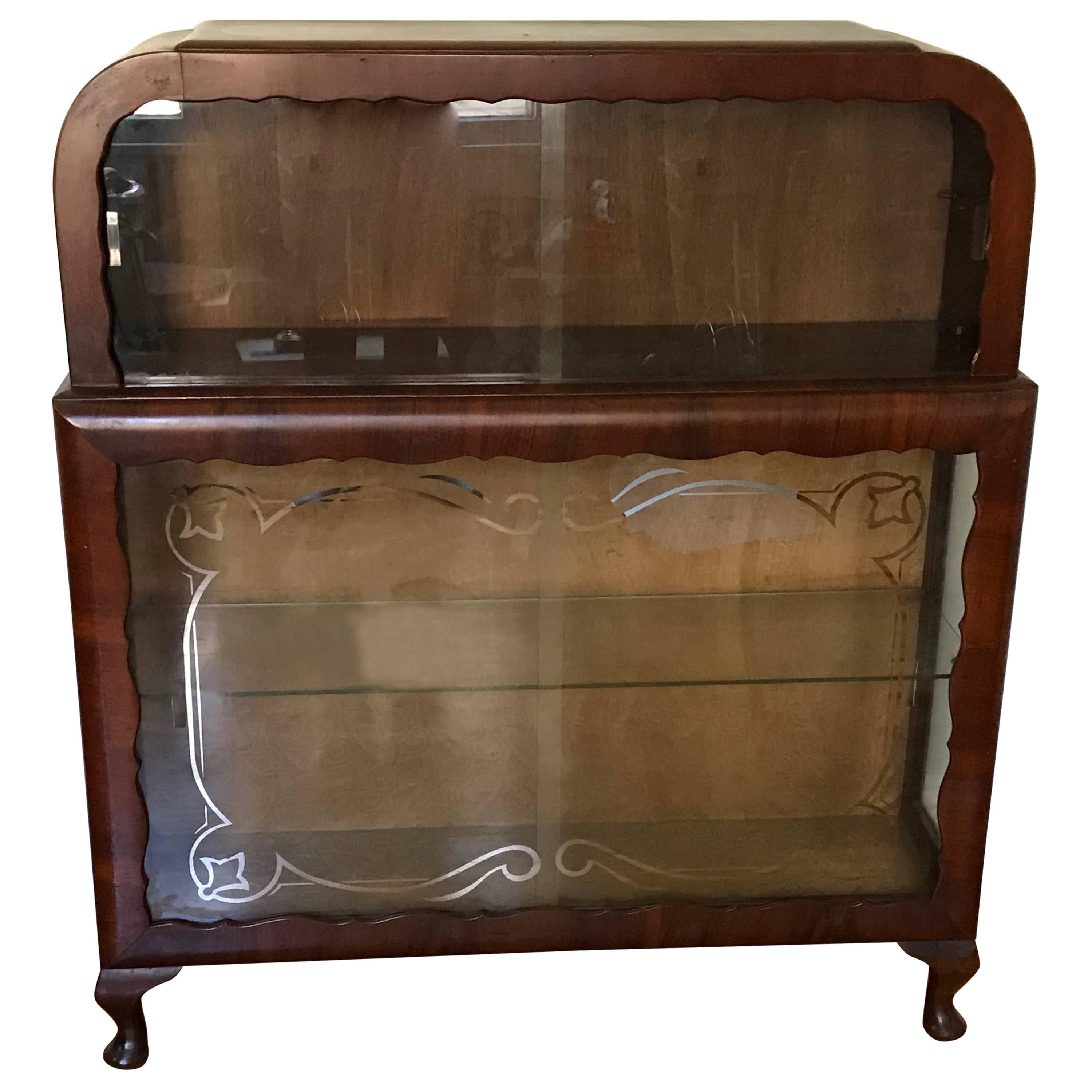 1920s French Art Deco Curio Display Cabinet with Scalloped Woodwork Detailing