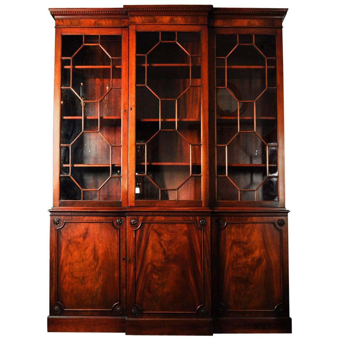 Late 18th-Early 19th Century American Mahogany Wood China Cabinet / Hutch