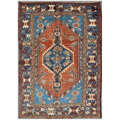 Antiker persischer Karadjeh-Teppich mit Stammesmedaillon in Rostrot und Hellblau