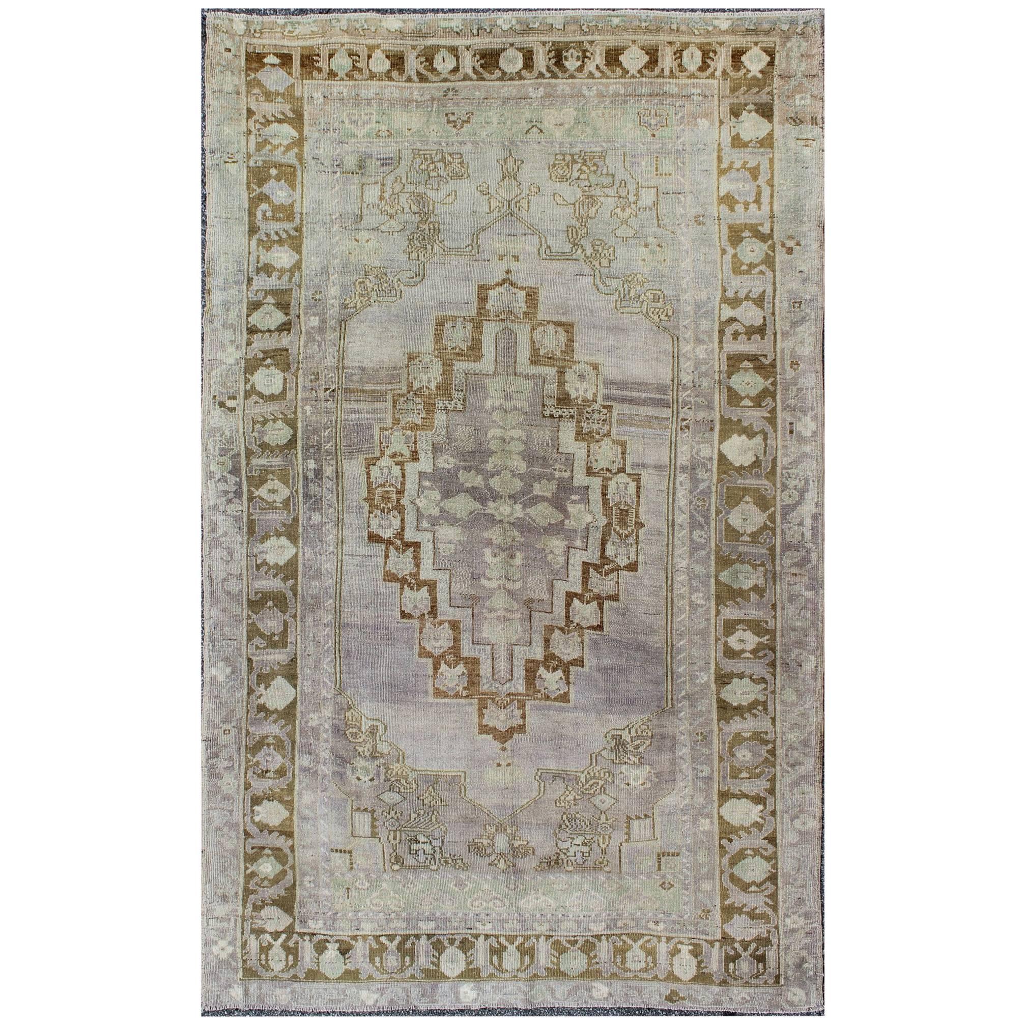 Oushak Vintage-Teppich aus der Türkei mit mehrlagigem Medaillon und floralen Motiven