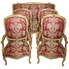 Suite de salon de cinq pièces de style Louis XV du 19ème siècle en bois doré sculpté