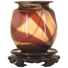 Handgeblasene Vase mit maßgefertigtem Ständer von Nancy Freeman, 1979