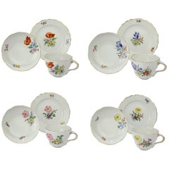 Trio di sei tazze da tè e piattini in porcellana di Meissen con fiori diversi