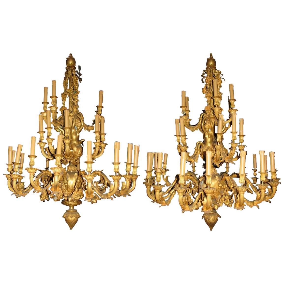 Paar dreiunddreißig figurale Ormolu-Kronleuchter im Louis-XV-Stil mit dreiunddreißig Lichtern