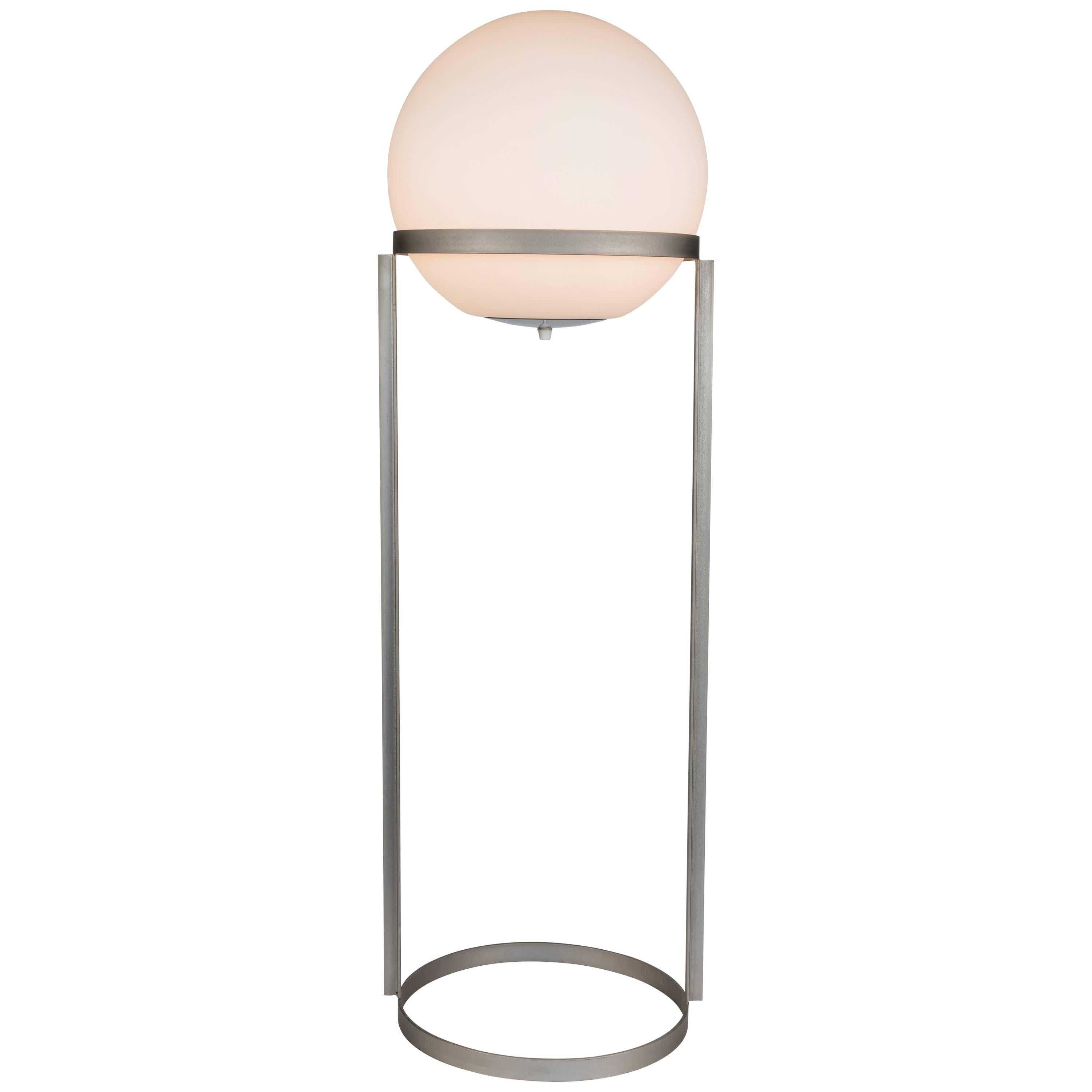 Lampadaire Carl Aubo¨ck modèle 4095. Conçue en 1950, cette lampe en édition limitée influencée par le Bauhaus se compose d'une base en fer nickelé nouvellement coulée à partir du moule original et d'une sphère en verre opalin mat d'époque, achetée