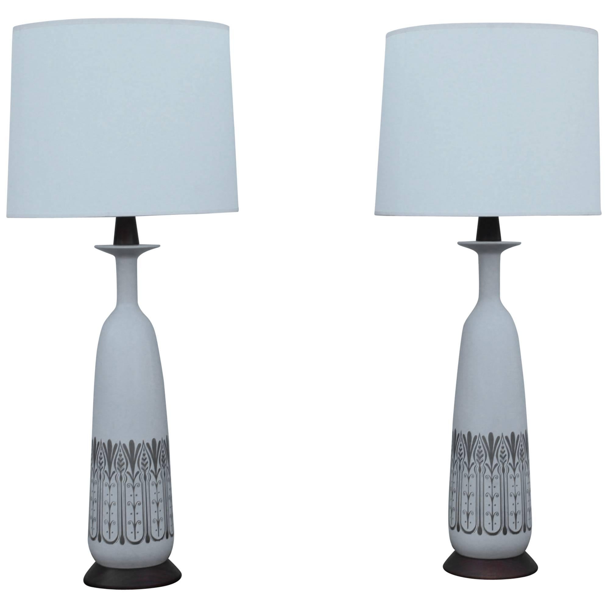 Moderne italienische Tischlampen aus Keramik und Walnussholz aus den 1960er Jahren im Angebot