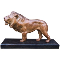 Handgeschnitzte Löwen-Skulpturstatue auf Sockel, König des Dschungels, frühes 20. Jahrhundert