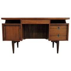 Hooker Mid-Century Modern Nussbaum Schwebeplatte Schreibtisch