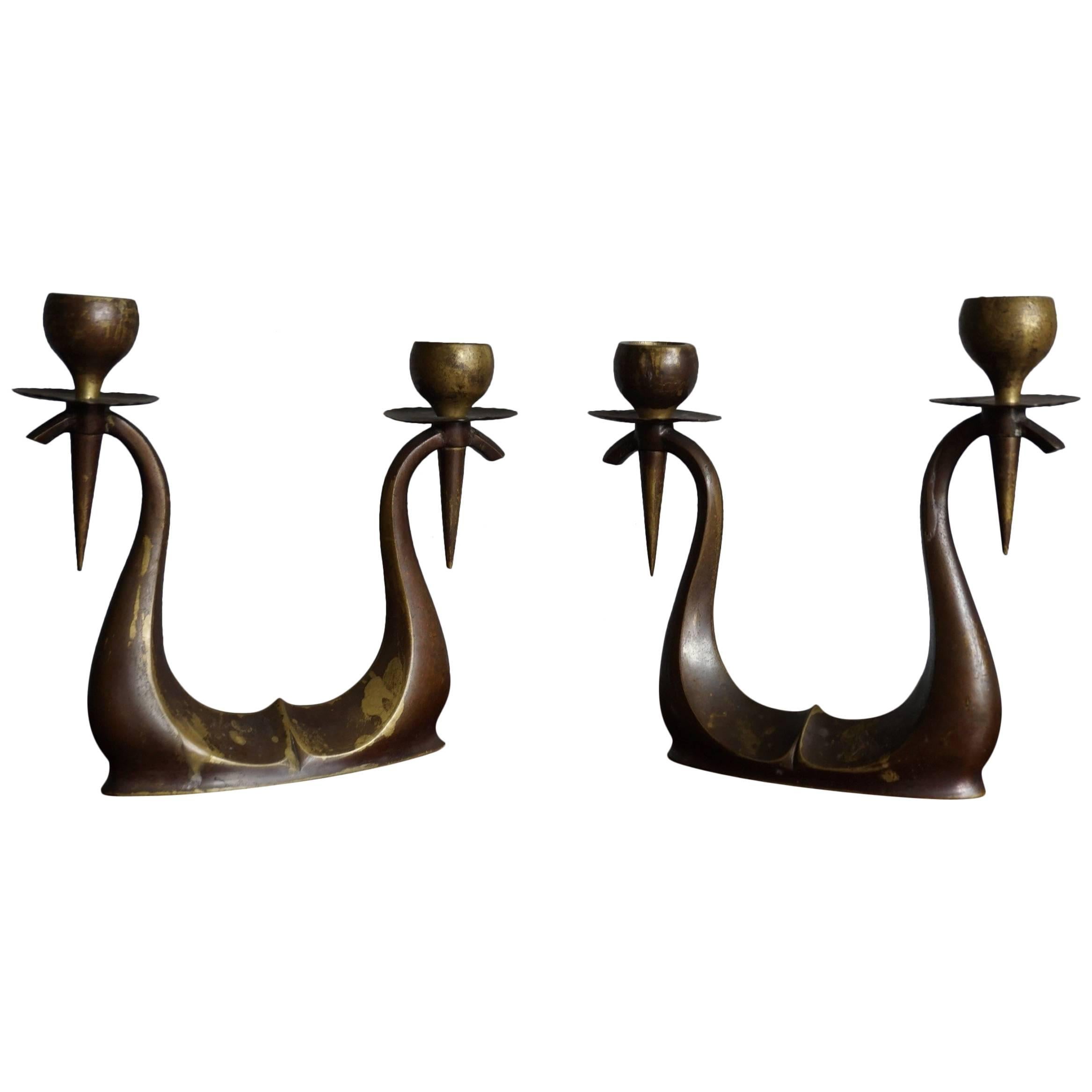 Paar Bronze-Doppel-Kerzenständer im Arts and Crafts-Stil, frühes 20. Jahrhundert
