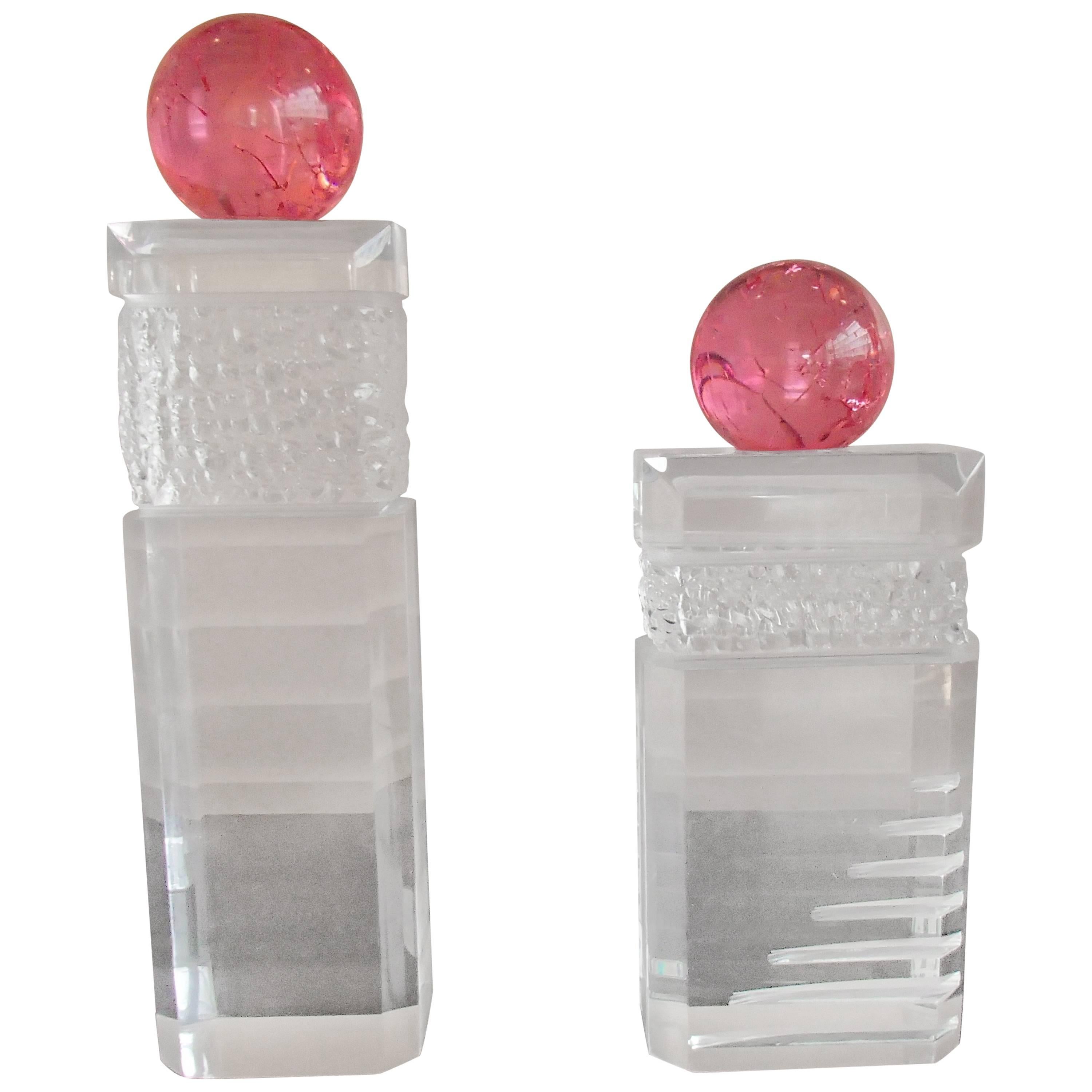 Paire de sculptures modernes en verre Haziza Plexi transparent et boule rose en vente