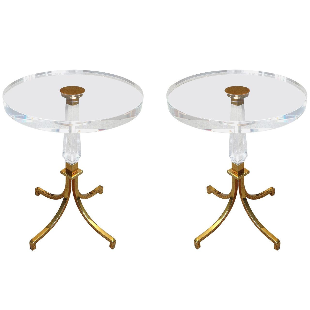 Paire de tables d'appoint de style Régence en lucite et laiton par Charles Hollis Jones