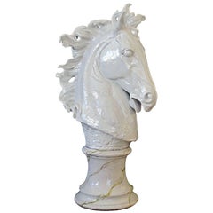 Tête de cheval monumentale et expressive en majolique italienne du milieu du siècle dernier, émaillée blanche
