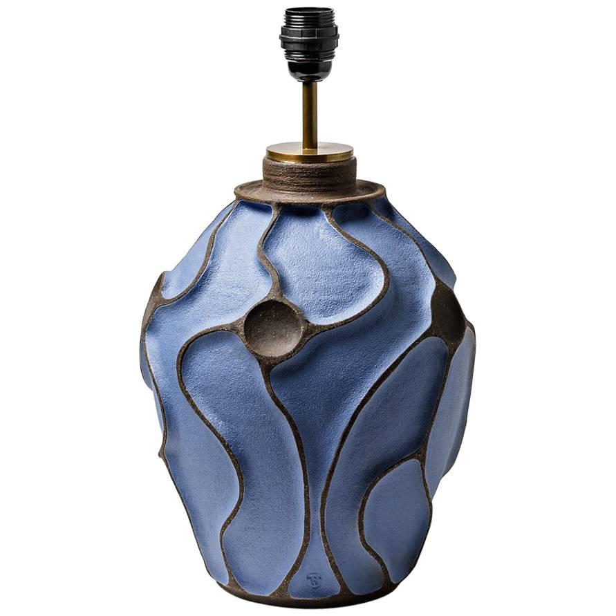 Lampe en céramique par Herv Taquet avec décoration à glaçure bleue en vente