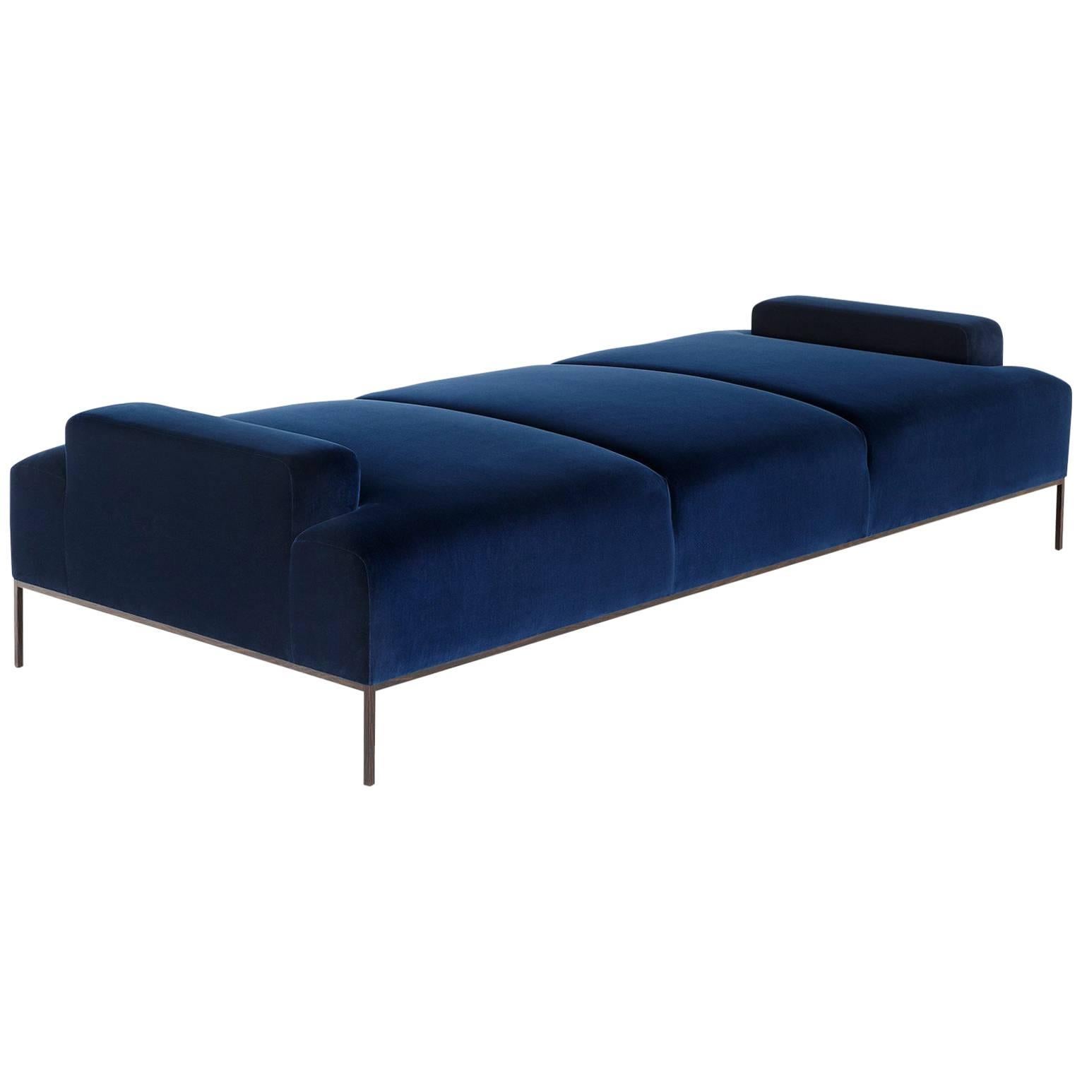 Stiletto Daybed Blue Velvet Channeling getufteter Holzsockel Eiche Ahorn Walnuss Wenge  im Angebot