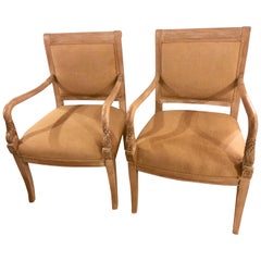 Paire de fauteuils / bureaux / bergères en bois finement sculpté à tête de cygne:: rembourrage neuf