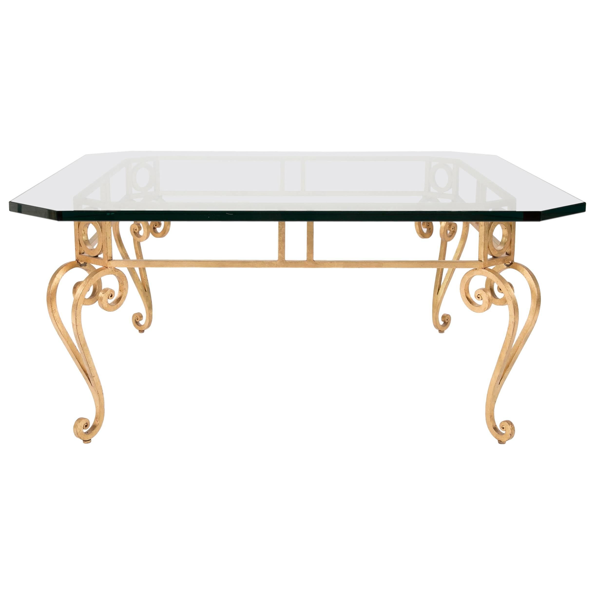 Table basse Hollywood Regency moderne du milieu du siècle dernier en fer doré avec plateau en verre