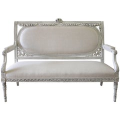 Antiker französischer Loveseat im Louis-XVI.-Stil, bemalt und gepolstert mit irischem Leinen