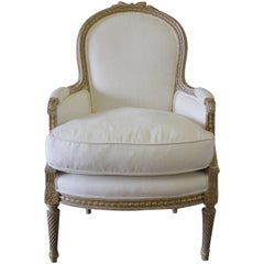 chaise Bergère Louis XVI du 19ème siècle sculptée en ruban et tapissée de soie et de lin