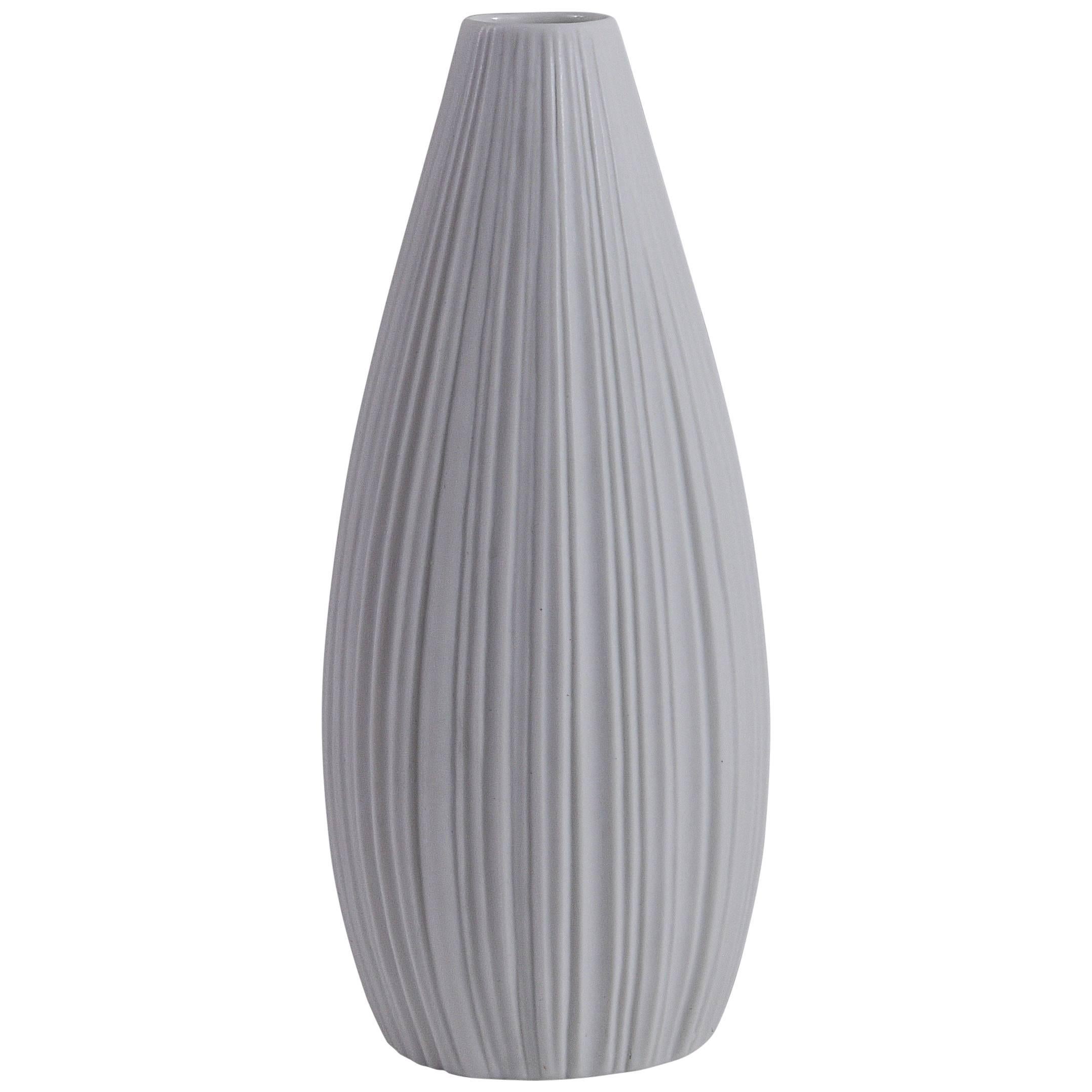 Weiß gestreifte Porzellanvase mit weißem Relief, Martin Freyer, Rosenthal, Deutschland, 1960er Jahre im Angebot