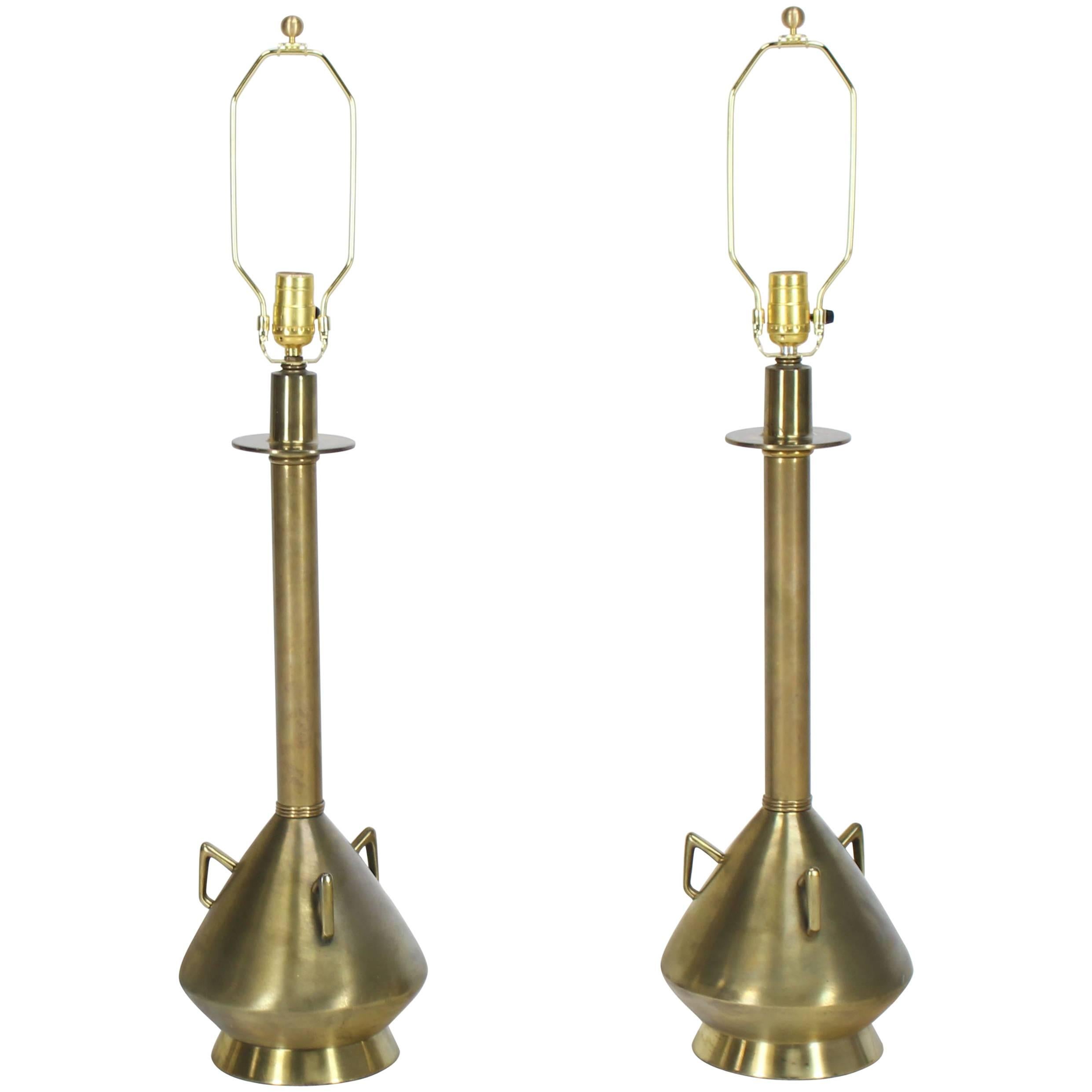 Paire de lampes de bureau mi-siècle moderne en forme de cruche en métal, finition laiton