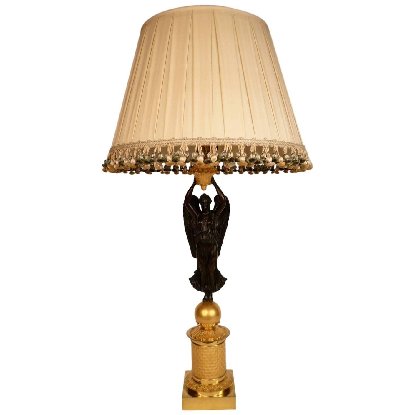 Lampe figurative française de style Empire en bronze doré et patiné par Chibout en vente