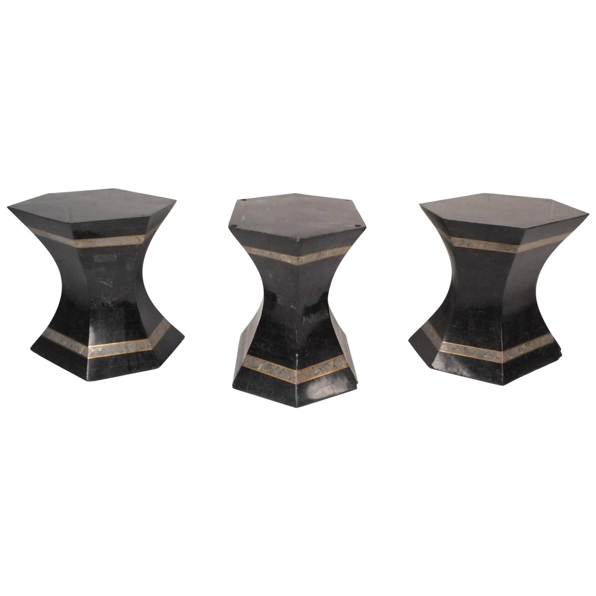 Trois tables en pierre tesselée de Robert Marcius pour Casa Bique