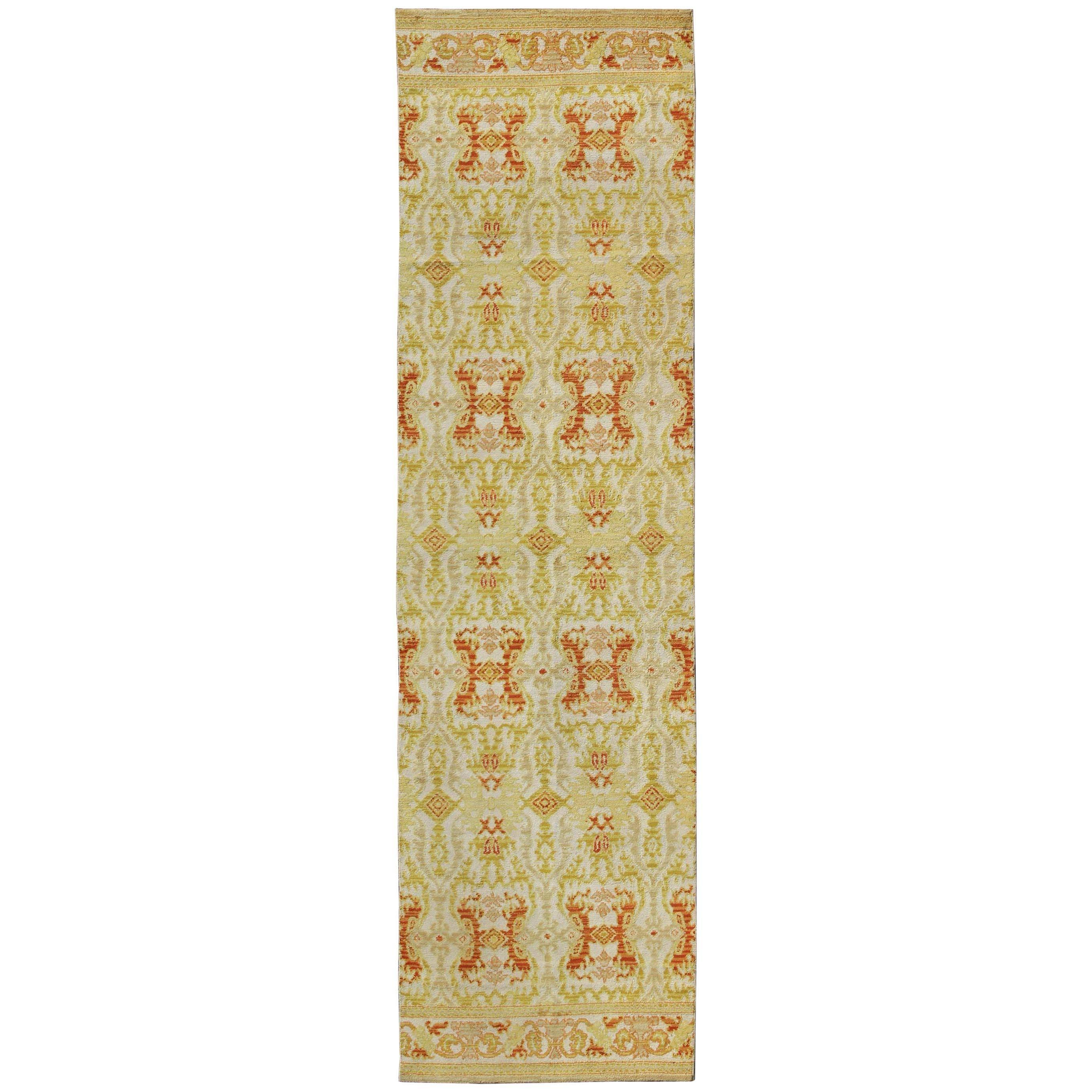 Fragment de tapis de couloir espagnol ancien vert, jaune et orange d'une plus grande taille 