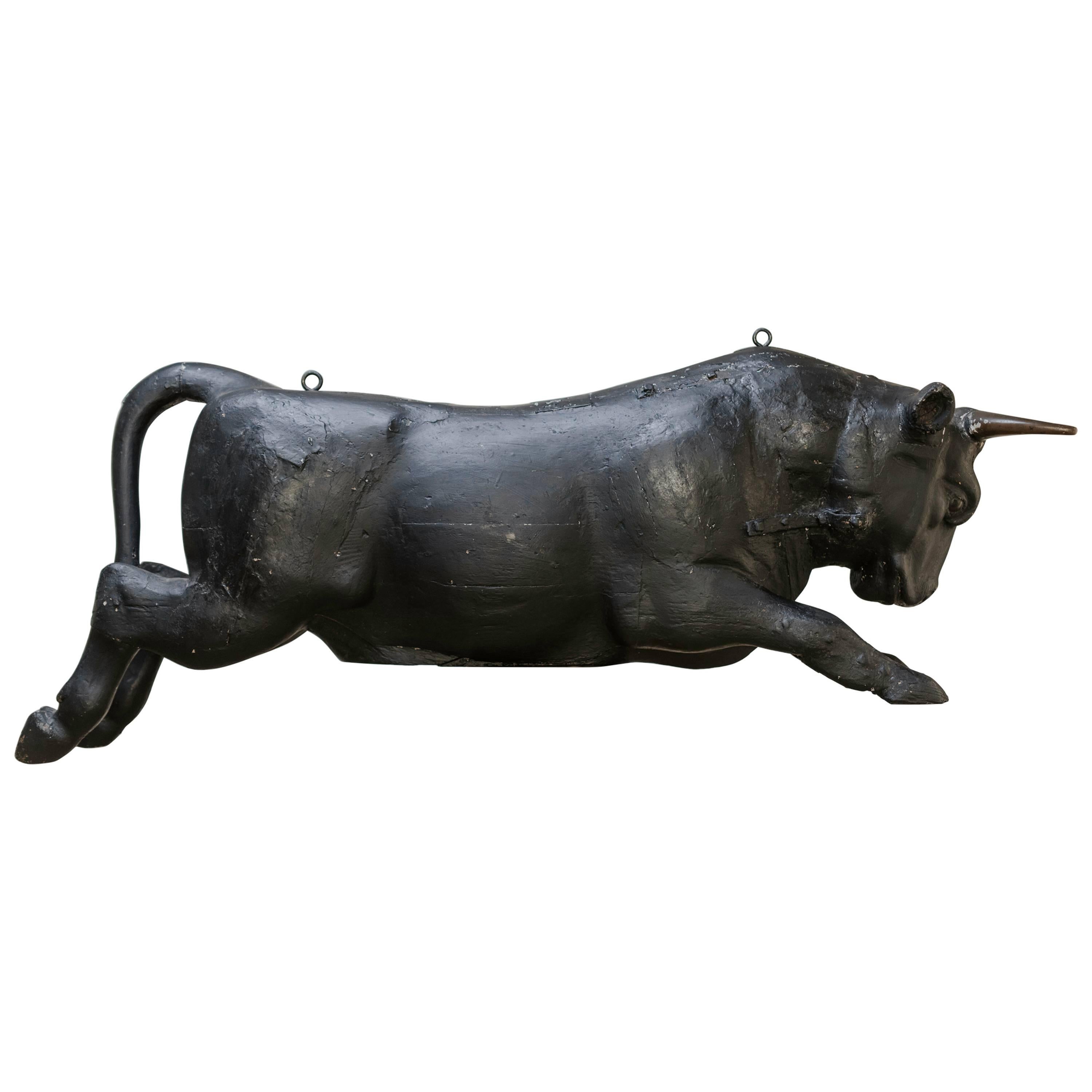 Gran talla de arte popular suizo del siglo XIX de un toro saltando