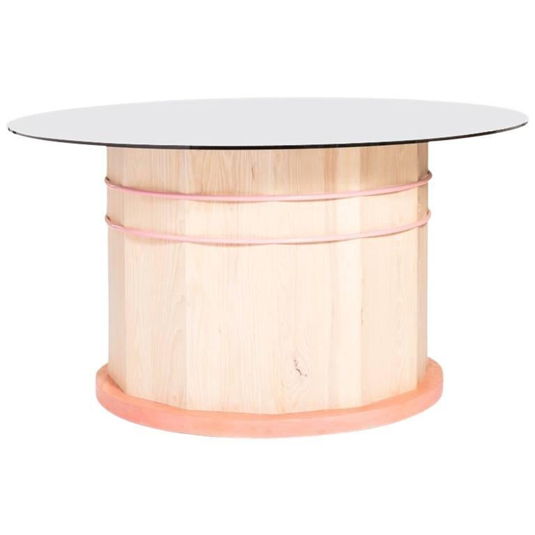Table de salle à manger en frêne avec plateau en verre gris fumé par Hinterland Design en vente