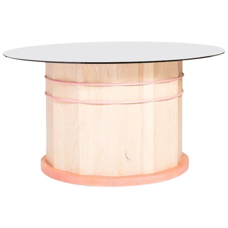 Tavolo da pranzo in frassino con piano in vetro grigio fumé di Hinterland Design