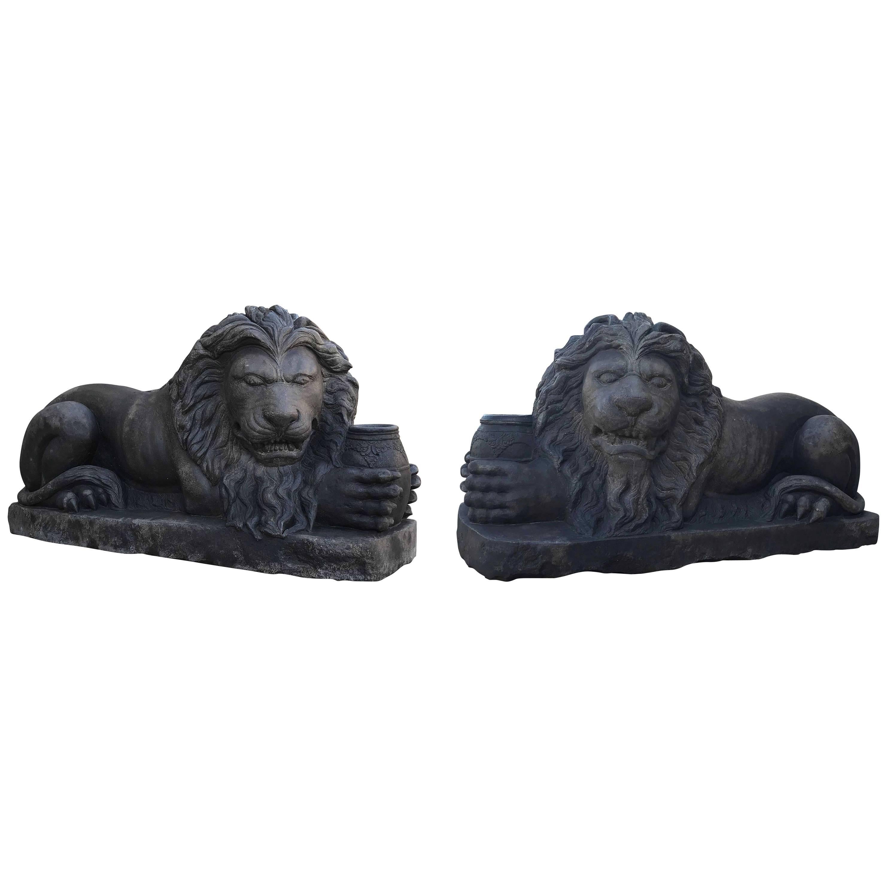 Paire de lions anciens en pierre calcaire, vers 1850 en vente