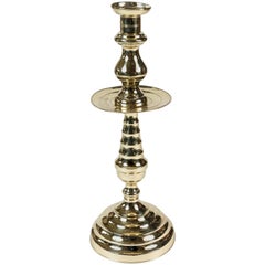 Gran candelabro de latón con detalle de colmena