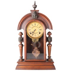 Antike Ingraham Maskottchen Nussbaum Figural Mantel Uhr mit Löwe & Maske:: um 1879