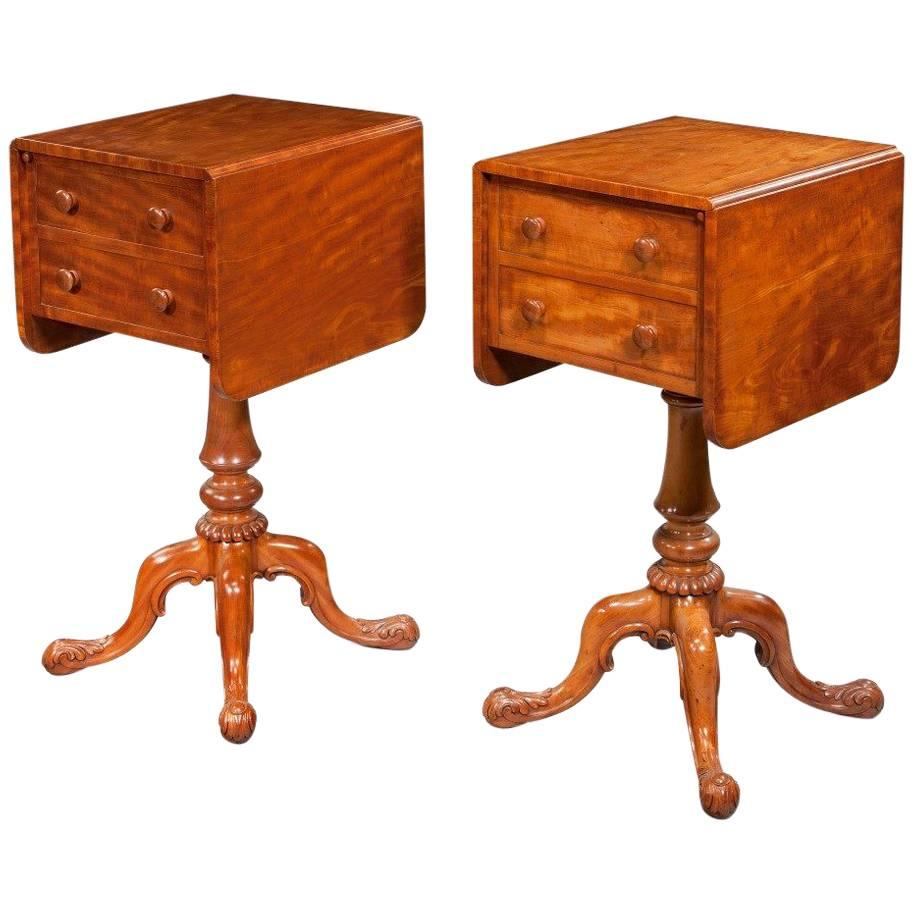 Pareja de Mesillas de Noche o de Engaño en Madera Satinada de William IV