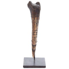 Outil à os africain sculpté du 19ème siècle du Cameroun