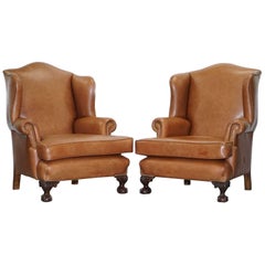Coppia di poltrone Wingback restaurate in pelle marrone del 1860 circa Piedi a zampa d'asino e a sfera