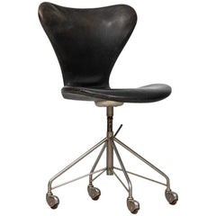 Arne Jacobsen Office Chair Model 3117 by Fritz Hansen in Denmark