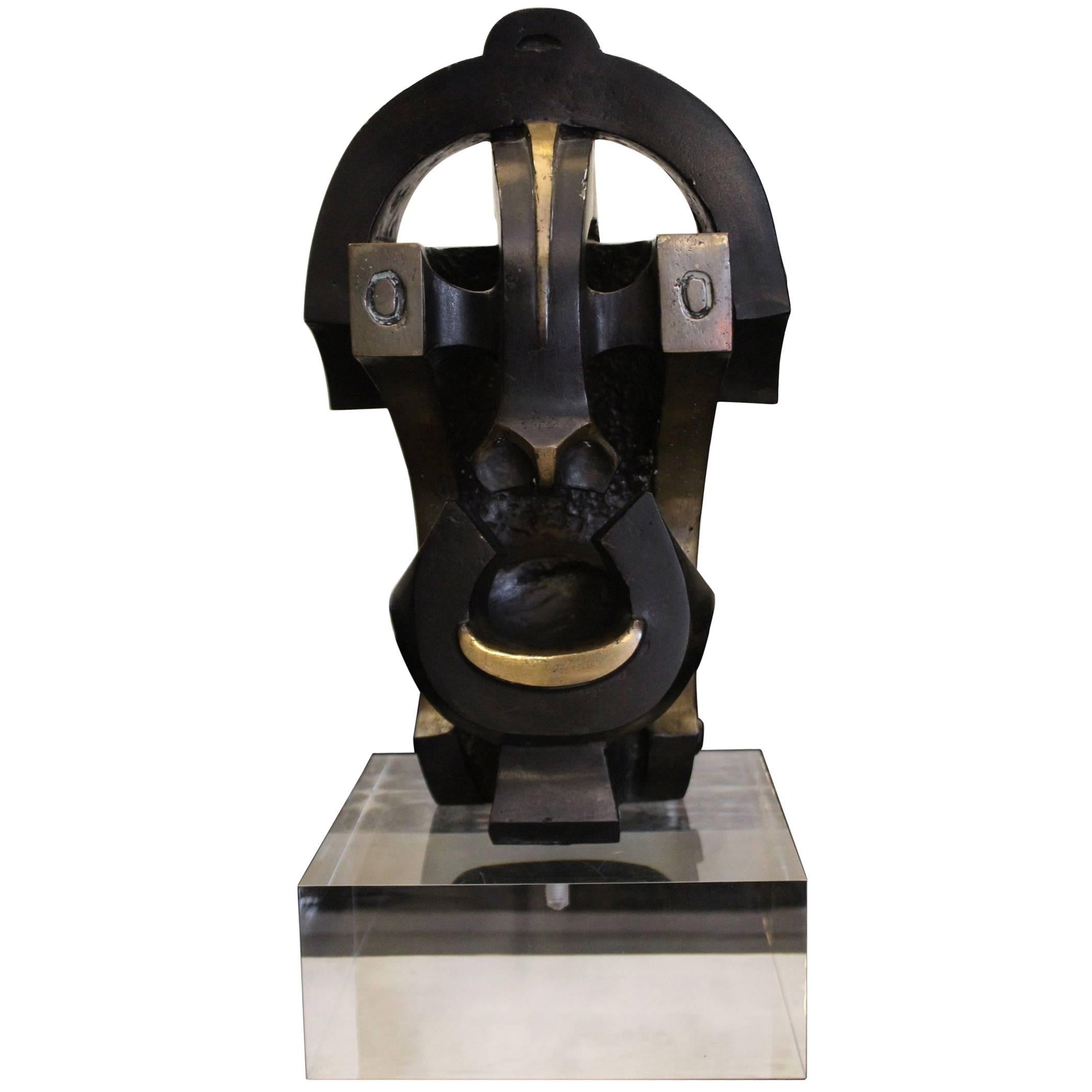 Bronzeskulptur, ethnische Inspiration, „Mask“, dunkle Farbe, Plexiglassockel, 1970