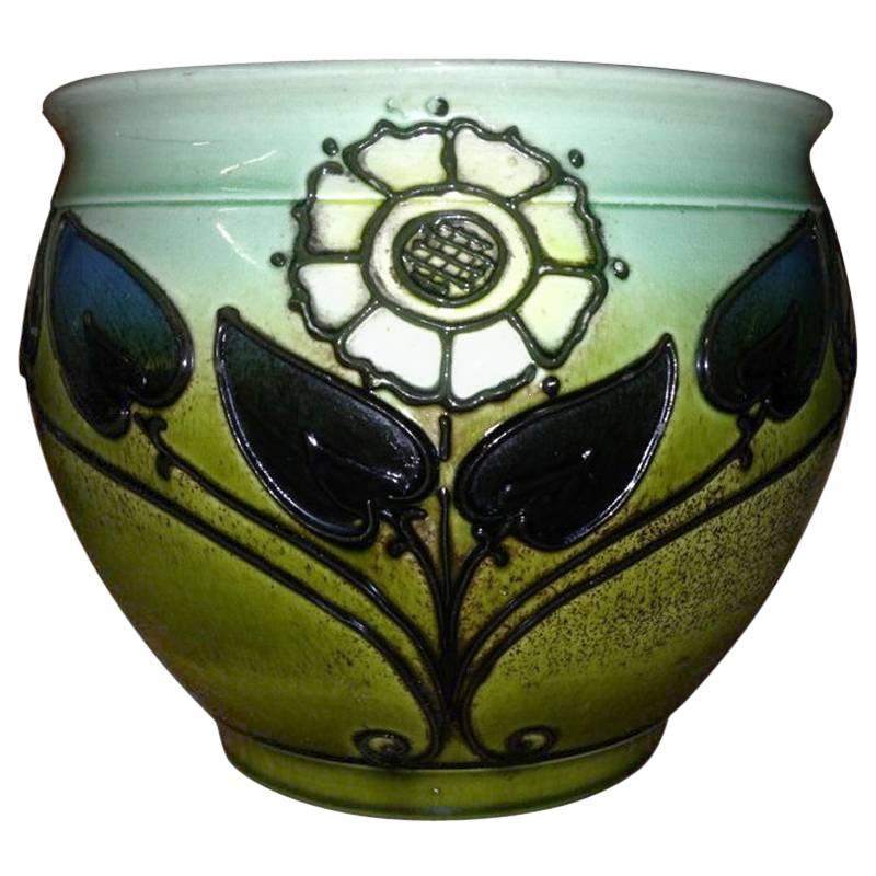 Wardle, ein Arts and Crafts-Pflanzgefäß mit röhrenförmiger Dekoration aus stilisierten Blumen