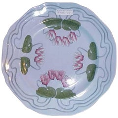 Plato Art Nouveau con decoración floral estilizada pintado a mano por Cauldon