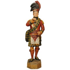 Superbe figurine d'un Highlander en bois sculpté et tobacconistes polychromés