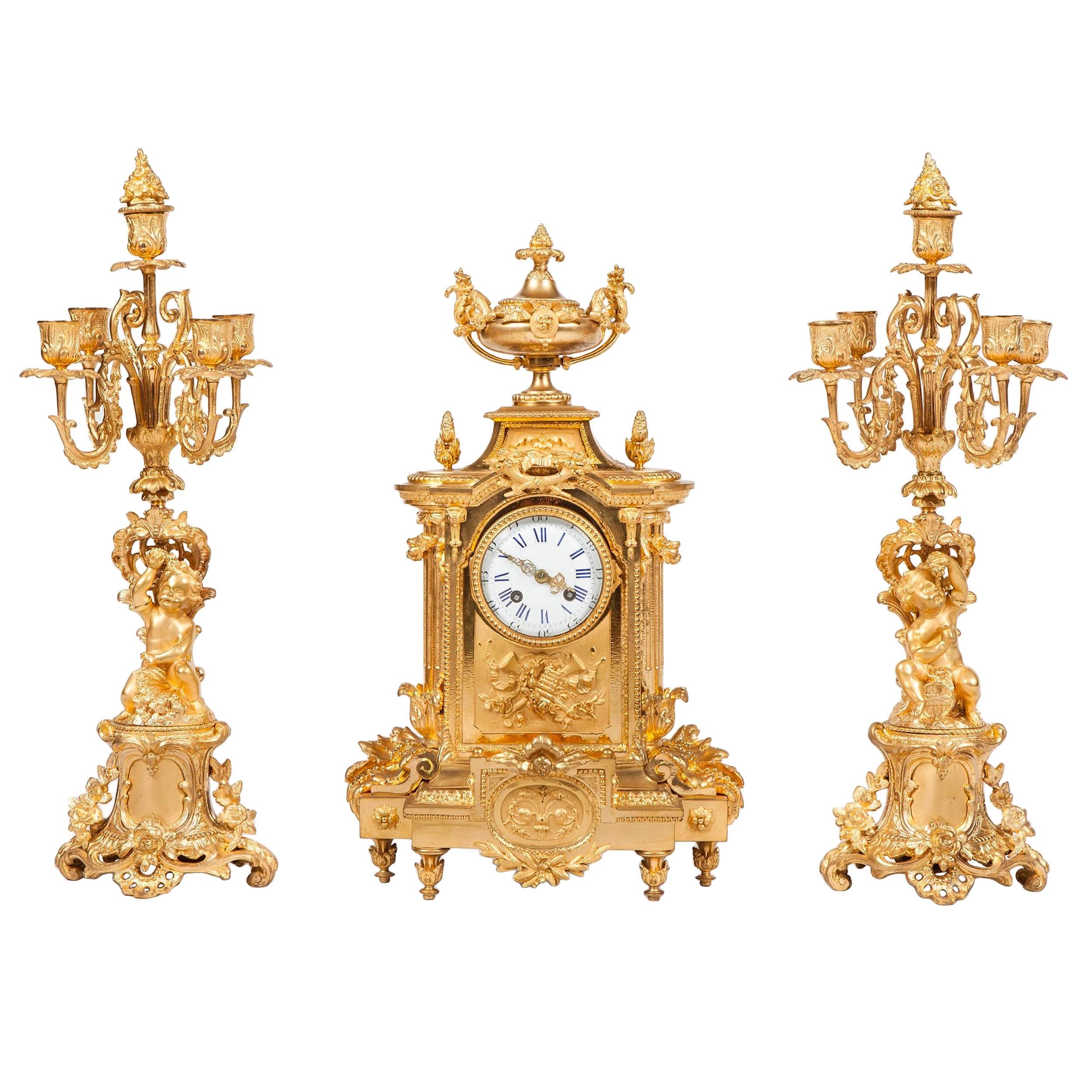 Excepcional conjunto de reloj de chimenea y candelabro de bronce dorado francés del siglo XIX